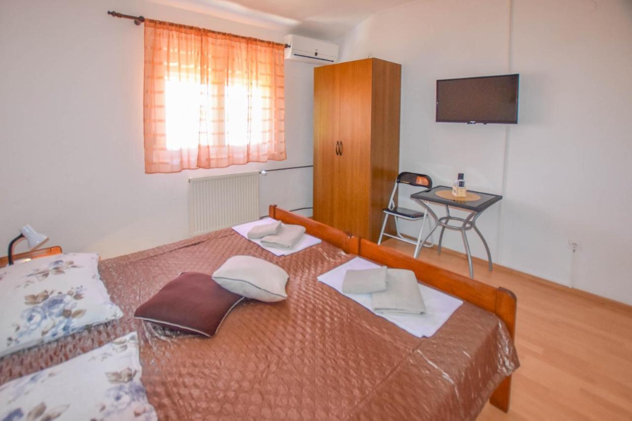 Rooms Oak Tree Biograd Na Moru Exterior foto