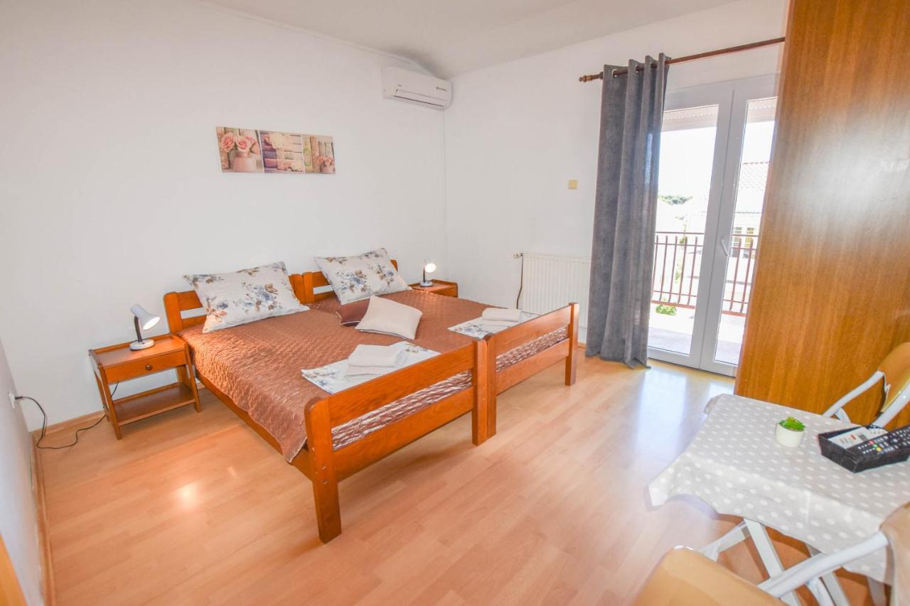 Rooms Oak Tree Biograd Na Moru Exterior foto